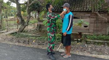  Terus Kampanye Prokes, Satgas TMMD 110 Bojonegoro Berbagi Masker Dijalanan